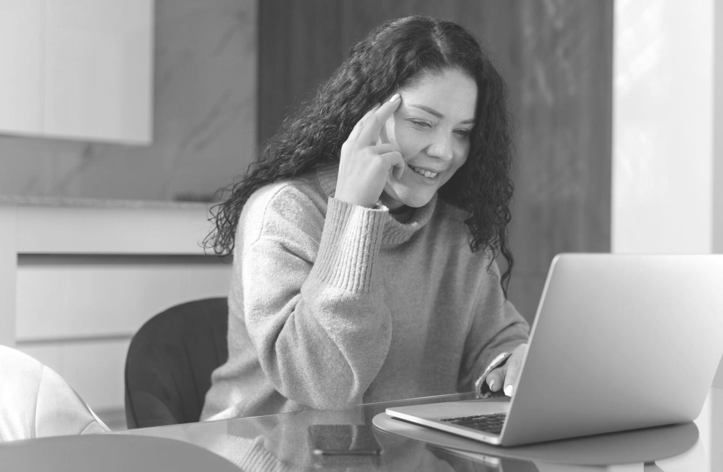 Finanzplanung mit Laptop und Dokumenten