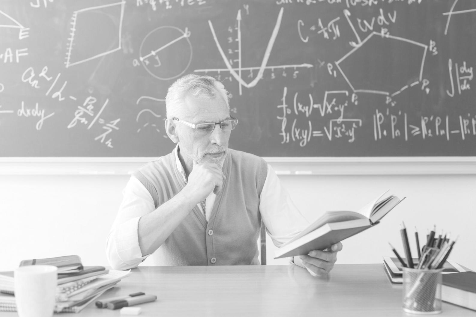 Arbeitsplatz mit Finanzunterlagen und Taschenrechner für Budgetplanung